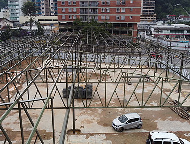 Galpão em treliça com telhas termoacústicas,Vão livre de 17,5 metros. Área total: 3.360 m², Localização: Nova Friburgo-RJ. 